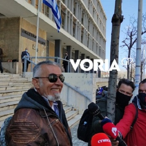 Ο πατέρας μαθητή στη Θεσσαλονίκη έξω από το αυτόφωρο 