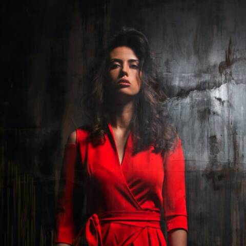 Γυναικα με κόκκινο maxi φόρεμα