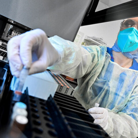 Υγειονομικός με μάσκα για τον κορωνοϊό σε νοσοκομείο όπου γίνεται εμβολιασμός για Covid-19