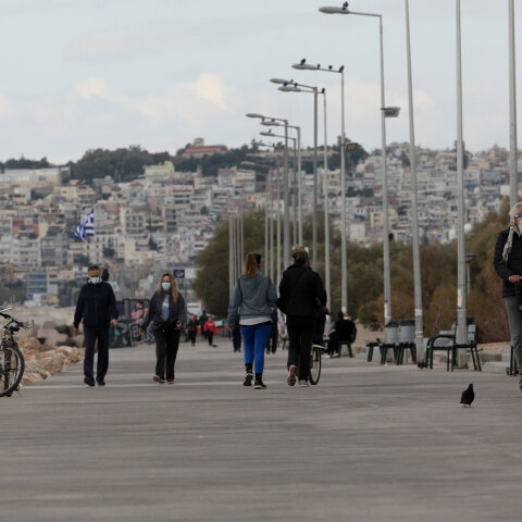 Ελλάδα - Κορωνοϊός: Βόλτα στην παραλία του Φλοίσβου (ΦΩΤΟ ΑΡΧΕΙΟΥ) - Ο ΕΟΔΥ ανακοίνωσε την Τετάρτη (21/4) τα νέα κρούσματα