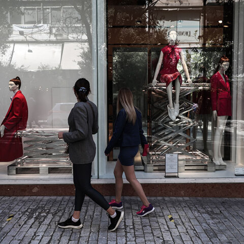 Κορωνοϊός - Αττική: Κοπέλες έξω από εμπορικό κατάστημα στην Ερμού - Ο ΕΟΔΥ ανακοίνωσε τα νέα κρούσματα την Πέμπτη (22/4)