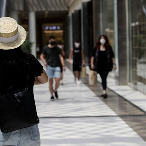Εμπορικό κέντρο: Κόσμος περνά έξω από καταστήματα