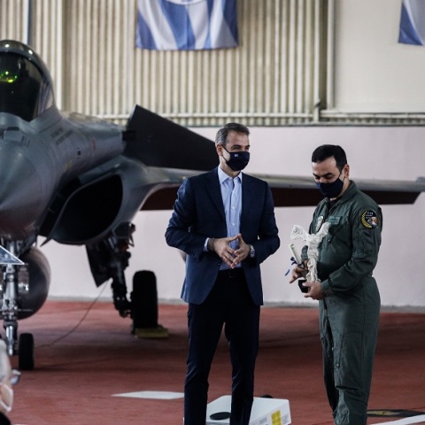 Ο Αναστάσιος Ανδρονικάκης βραβεύεται από τον Κυριάκο Μητσοτάκη