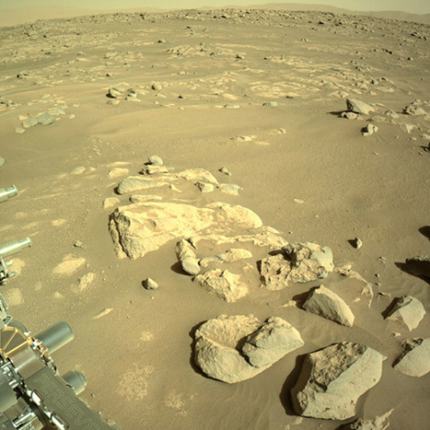 Φωτογραφία από τη NASA, δείχνει το τοπίο που περιβάλλει το Rever Perseverance