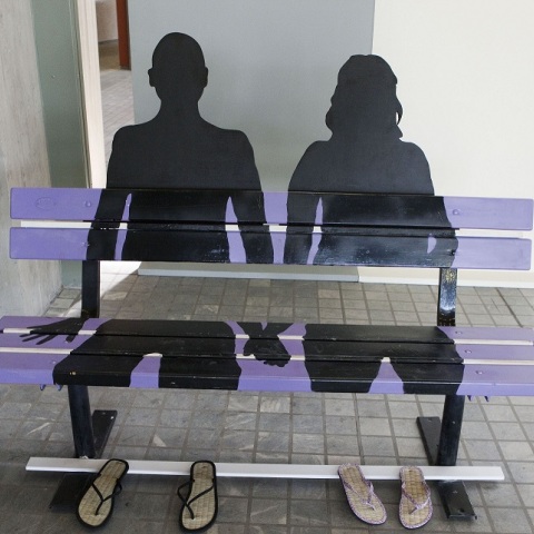 Παγκάκι επιζωγραφισμένο με ανθρώπινες φιγούρες