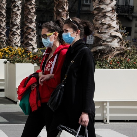 Γυναίκες με μάσκα στο κέντρο της Αθήνας