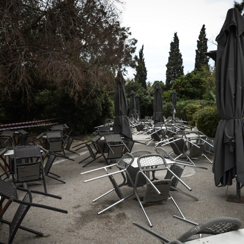 Τραπεζοκαθίσματα σε εξωτερικό χώρο καταστήματος εστίασης