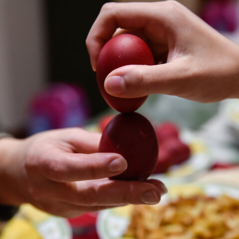 Τσούγκρισμα πασχαλινών αυγών - Με νέα μέτρα το φετινό Πάσχα, όπως ανακοίνωσε ο Νίκος Χαρδαλιάς