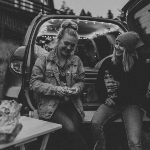 Ασπρόμαυρη φωτογραφία με δύο γυναίκες στο αυτοκίνητο