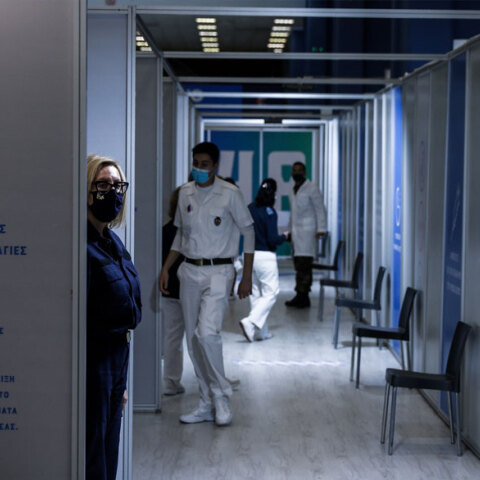 Εμβολιασμός στην Ελλάδα για κορωνοϊό - Στιγμιότυπο από εμβολιαστικό κέντρο