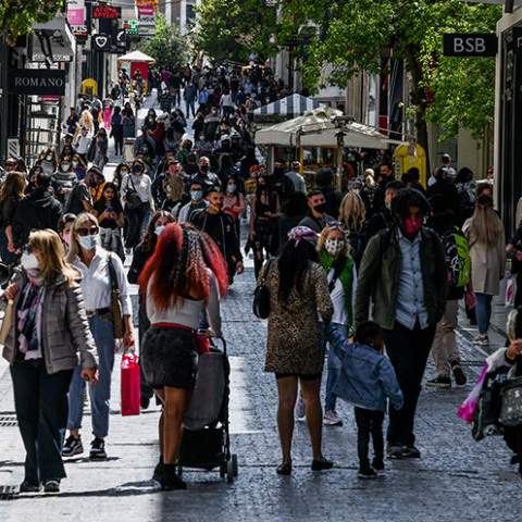 ΣΤΙΓΜΙΟΤΥΠΑ ΑΠΟ ΤΗΝ ΑΓΟΡΑΣΤΙΚΗ ΚΙΝΗΣΗ ΚΑΤΑ ΤΗΝ ΕΝΑΡΞΗ ΤΟΥ ΝΕΟΥ ΩΡΑΡΙΟΥ ΤΩΝ ΚΑΤΑΣΤΗΜΑΤΩΝ ΓΙΑ ΤΗΝ Μ.ΕΒΔΟΜΑΔΑ-ΕΡΜΟΥ