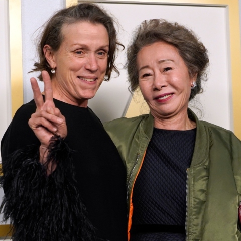 Από αριστερά: Η Φράνσις ΜακΝτόρμαντ νικήτρια του Όσκαρ Α' Γυναικείου Ρόλου και η Γιου-Τζουνγκ Γιουν, νικήτρια του Β' Γυναικείου Ρόλου  