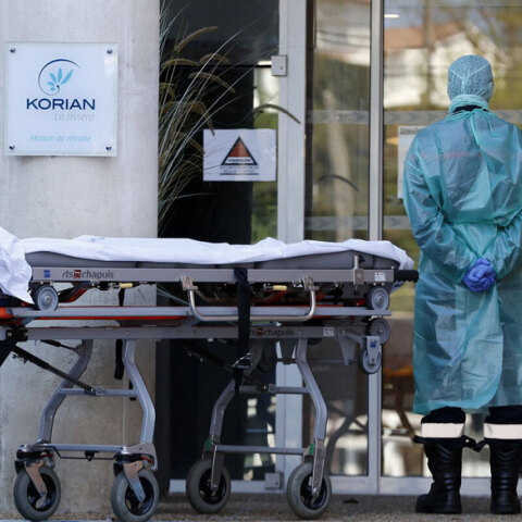 Κορωνοϊός στη Γαλλία: Νοσηλευτής με προστατευτική στολή έξω από νοσοκομείο