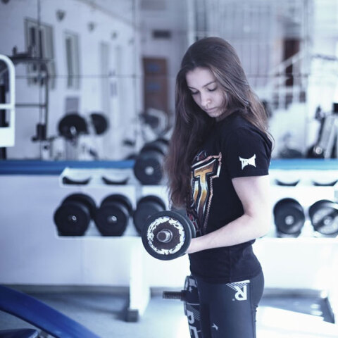 Κοπέλα σε γυμναστήριο σηκώνει βαράκι (ΦΩΤΟ ΑΡΧΕΙΟΥ)