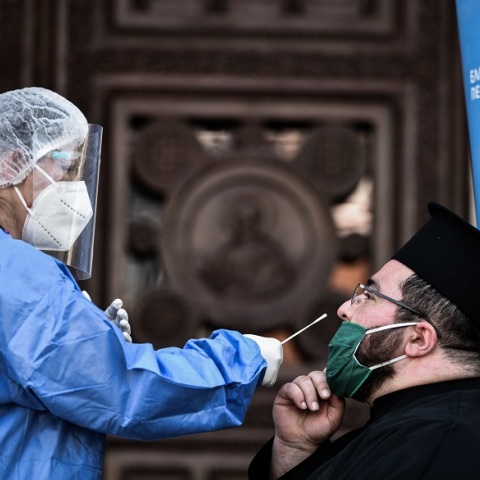 Rapid test σε ιερείς έξω από τη Μητρόπολη Αθηνών