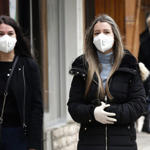 Βοσνία - Κορωνοϊός: Κοπέλες με μάσκα για τον κορωνοϊό περπατούν στο Σεράγεβο