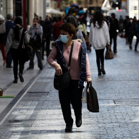 Πολίτες με μάσκα στο κέντρο της Αθήνας 