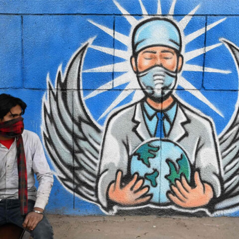 Κορωνοϊός: Νεαρός με μάσκα με φόντο γκράφιτι για την πανδημία Covid-19