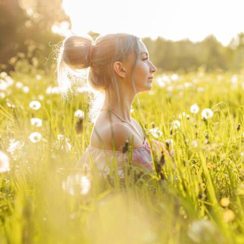 Γυναίκα σε ανθισμένο λιβαδι