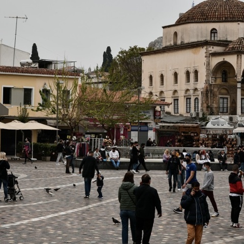 Πολίτες με μάσκα στην πλατεία Μοναστηρακίου