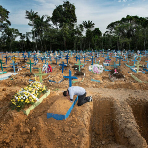 Βραζιλία - Κορωνοϊός: Ένας άνδρας θρηνεί στον τάφο της μητέρας του η οποία πέθανε από Covid-19 στην πόλη Μανάους, στον Αμαζόνιο