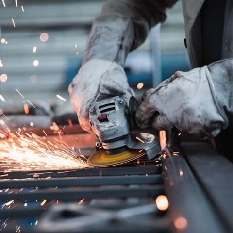 Εργάτης (ΦΩΤΟ ΑΡΧΕΙΟΥ) - Σύγκρουση ΝΔ με Αλέξη Τσίπρα για τα εργασιακά