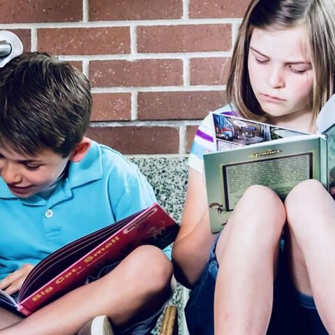 Παιδιά που διαβάζουν βιβλία