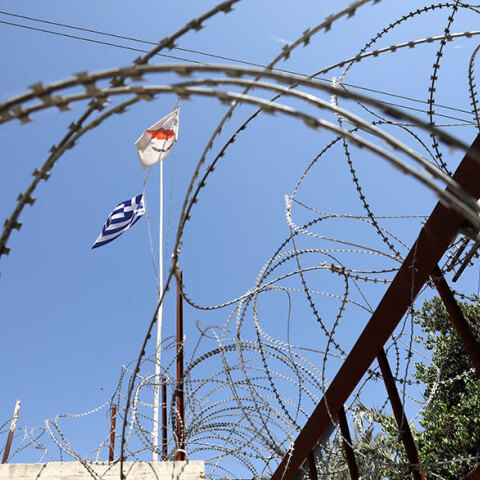 Η κυπριακή και η ελληνική σημαία κυματίζουν σε στρατιωτικό φυλάκιο στη Λευκωσία - Ξεκίνησαν οι επαφές για το Κυπριακό στην Ελβετία