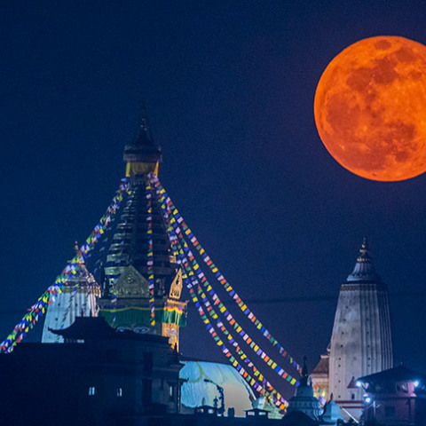 Το σούπερ «ροζ φεγγάρι» υψώνεται στο Κατμαντού, Νεπάλ