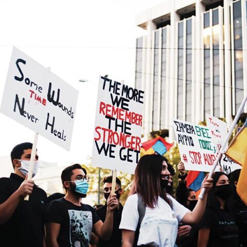 Άνθρωποι με πλακάτ σε διαδήλωση