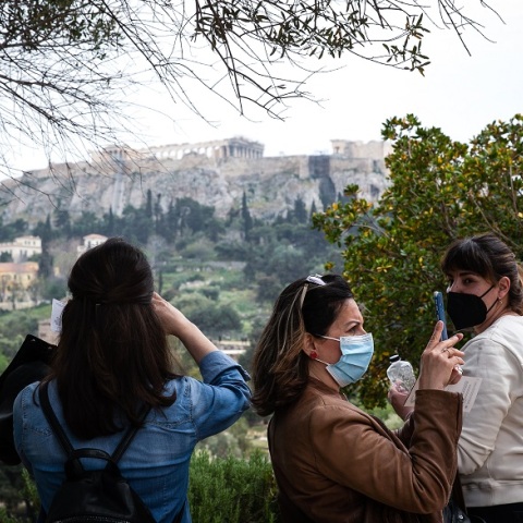 Πολίτες με μάσκα στο κέντρο της Αθήνας 