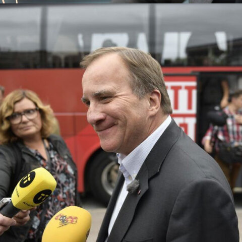 Ο πρωθυπουργός της Σουηδίας Στέφαν Λεβέν έκανε την πρώτη δόση από το εμβόλιο για τον κορωνοϊό