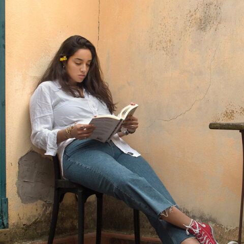 Κοπέλα που διαβάζει βιβλίο