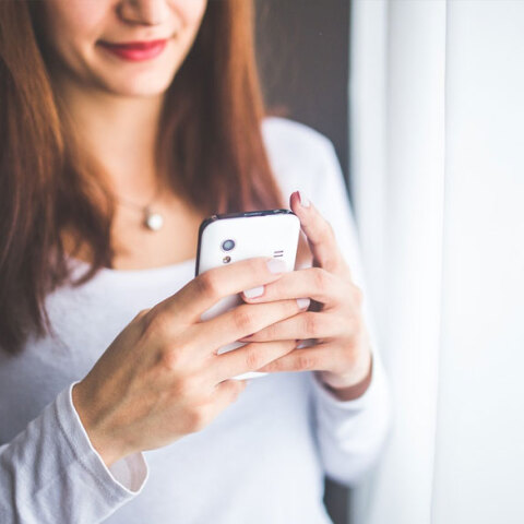 Κοπέλα στέλνει μήνυμα στο κινητό (ΦΩΤΟ ΑΡΧΕΙΟΥ) - Η Επιτροπή Εμπειρογνωμόνων του Υπουργείου Υγείας συνεδριάζει τη Μεγάλη Τετάρτη για τα SMS στις μετακινήσεις