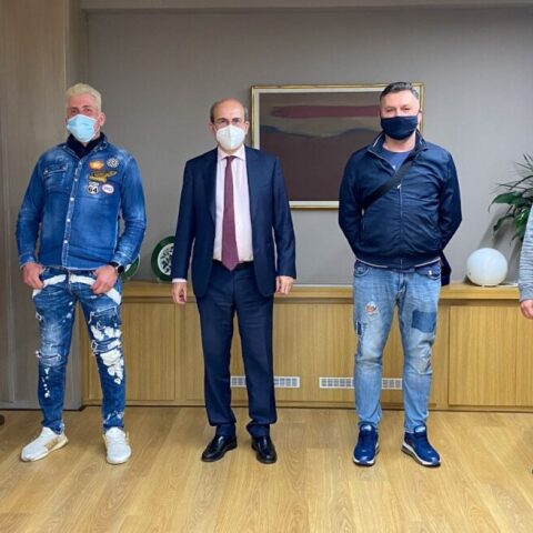 Συνάντηση του Κωστή Χατζηδάκη με εργαζόμενους ντελιβεράδες 