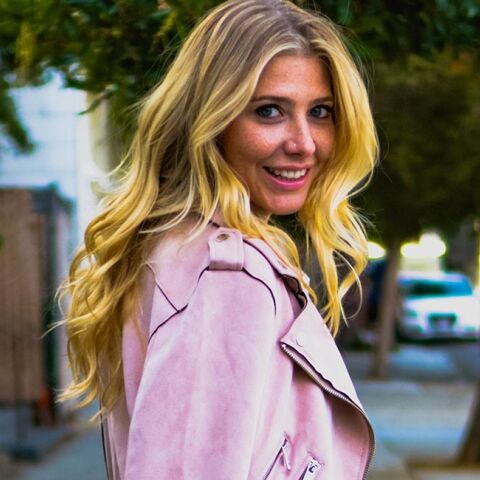 Γυναίκα περπατάει στον δρομο