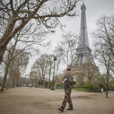 Γάλλος στρατιωικός μπροστά από τον Πύργο του Άιφελ