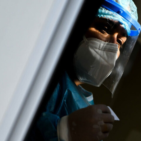 Υγειονομικός του ΕΟΔΥ πραγματοποιεί rapid test για κορωνοϊό (ΦΩΤΟ ΑΡΧΕΙΟΥ) - Ανακοινώθηκαν τα νέα κρούσματα στην Αττική