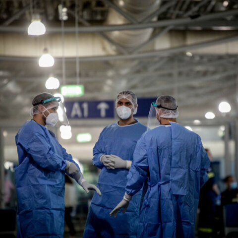 Υγειονομικοί με προστατευτικές στολές για κορωνοϊό - Ο ΕΟΔΥ ανακοίνωσε τα νέα κρούσματα στην Αττική τη Μεγάλη Πέμπτη (29/4)