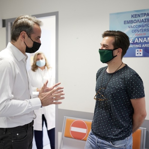 Ο Κυριάκος Μητσοτάκης σε εμβολιαστικό κέντρο στη Ραφήνα συνομιλεί με νέους