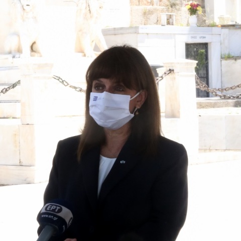 Η ΠτΔ, Κατερίνα Σακελλαροπούλου, στην επιμνημόσυνη δέηση στη μνήμη των θυμάτων της πανδημίας