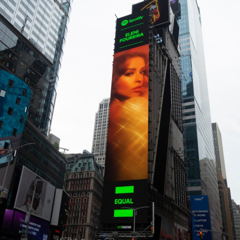 Η Ελένη Φουρέιρα σε billboard στην Times Square