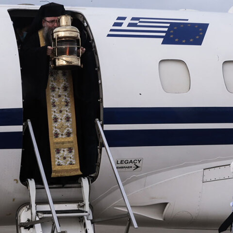 Στην Αθήνα το Άγιο Φως από τα Ιεροσόλυμα