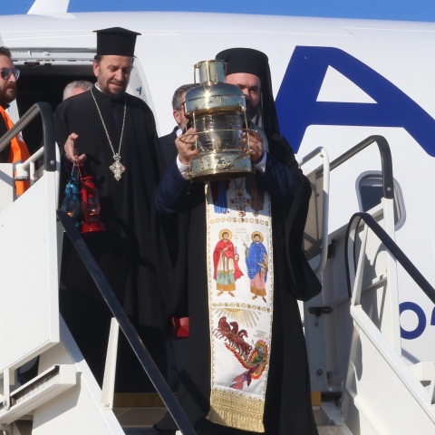 Άφιξη του Άγιου Φωτός στο αεροδρόμιο Ελευθέριος Βενιζέλος
