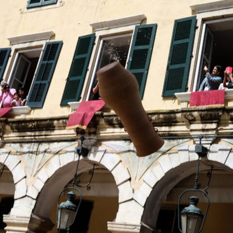 Κέρκυρα - Πρώτη Ανάσταση: Κάτοικοι πέταξαν «μπότηδες» από τα παράθυρα (ΦΩΤΟ ΑΡΧΕΙΟΥ)