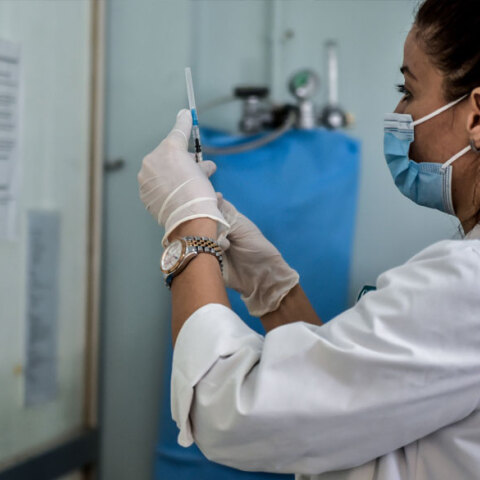 Υγειονομικός ετοιμάζει εμβόλιο για τον κορωνοϊό - Με προσωρινό AMKA ο εμβολιασμός για όσους δεν έχουν βγάλει