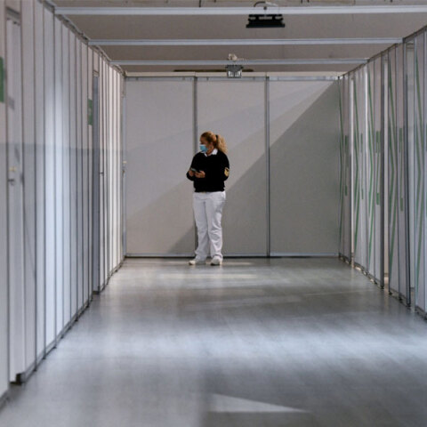 Εμβολιαστικό κέντρο για τον κορωνοϊό - Ο ΕΟΔΥ ανακοίνωσε το Μεγάλο Σάββατο (01/05) τα νέα κρούσματα κορωνοϊού