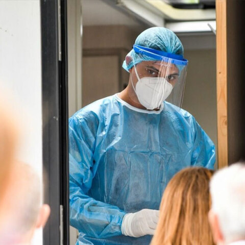 Κορωνοϊός: Υγειονομικός ετοιμάζει rapid test - Ο ΕΟΔΥ ανακοίνωσε το Μεγάλο Σάββατο τα νέα κρούσματα