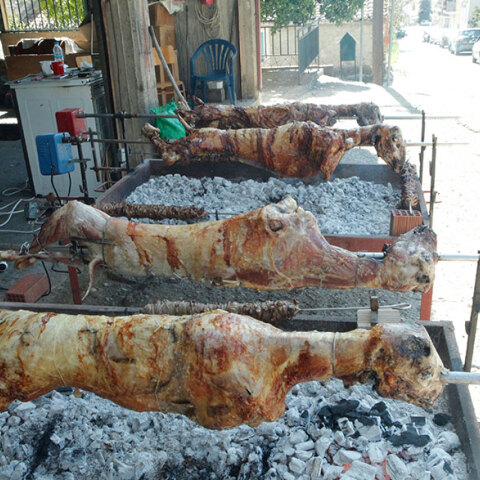 Αρνιά στη σούβλα (ΦΩΤΟ ΑΡΧΕΙΟΥ) - Με μέτρα για τον κορωνοϊό το Πάσχα 2021