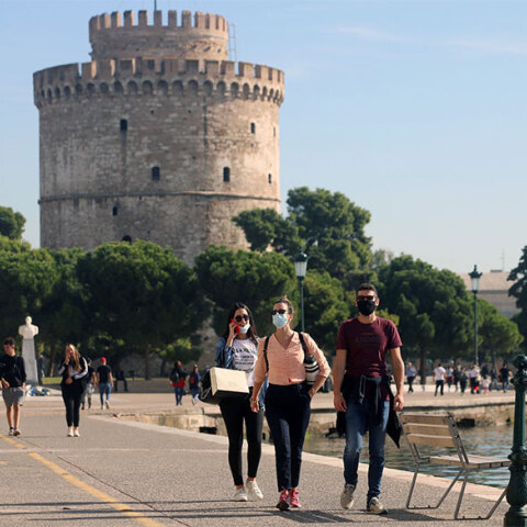 Θεσσαλονίκη: Νεαροί με μάσκα περπατούν με φόντο τον Λευκό Πύργο (ΦΩΤΟ ΑΡΧΕΙΟΥ) - Μειώθηκε ο κορωνοϊός στα λύματα